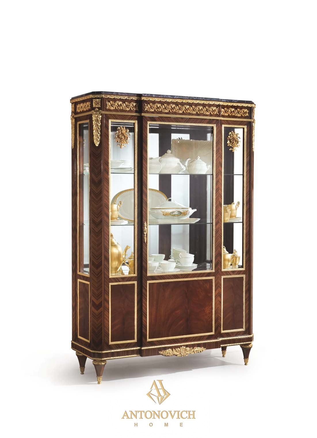 Фабрика Angelo Cappellini. Витрина LIPPI с бронзовым декором и мраморным верхом