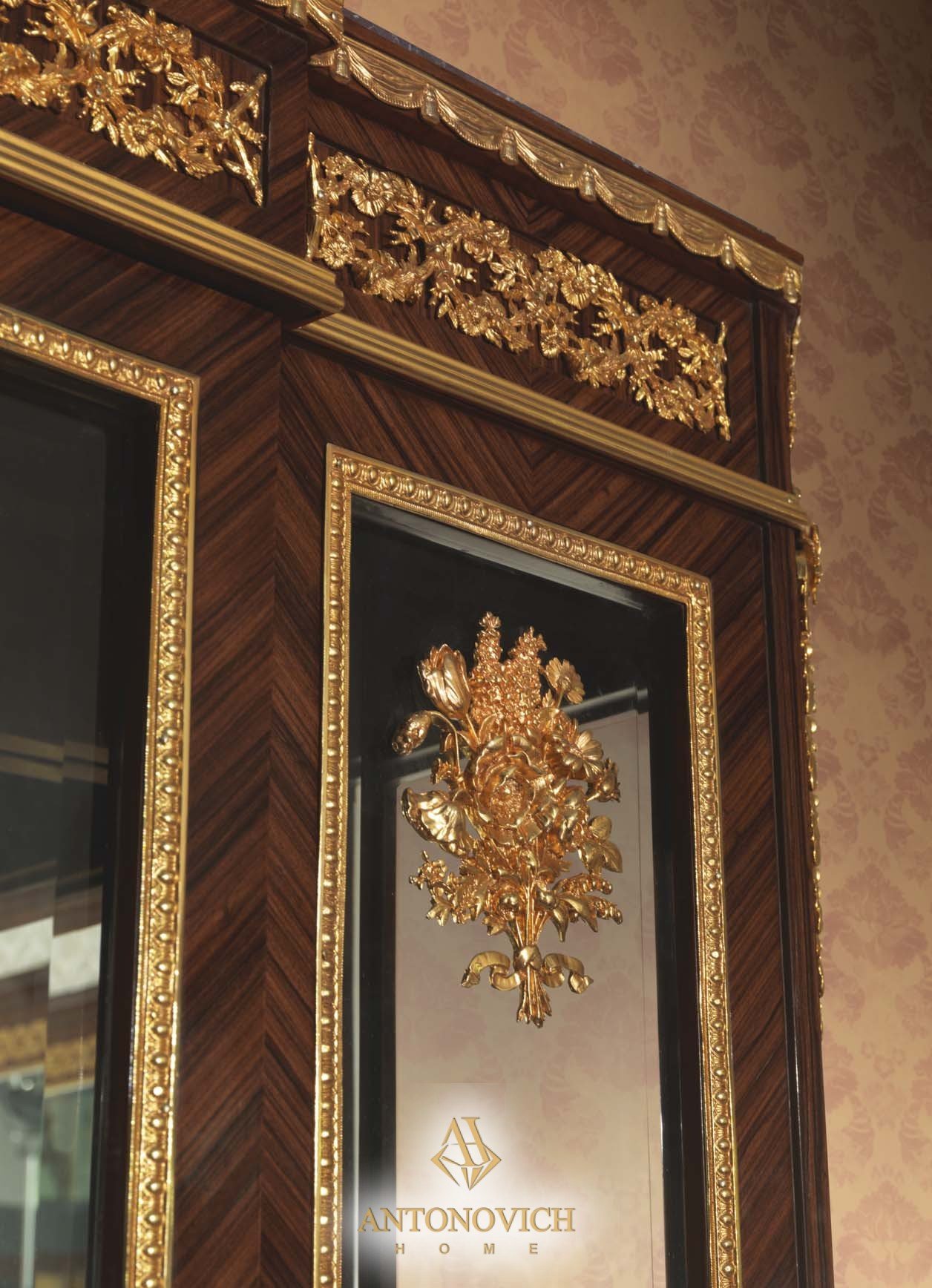 Фабрика Angelo Cappellini. Витрина LIPPI с бронзовым декором и мраморным верхом