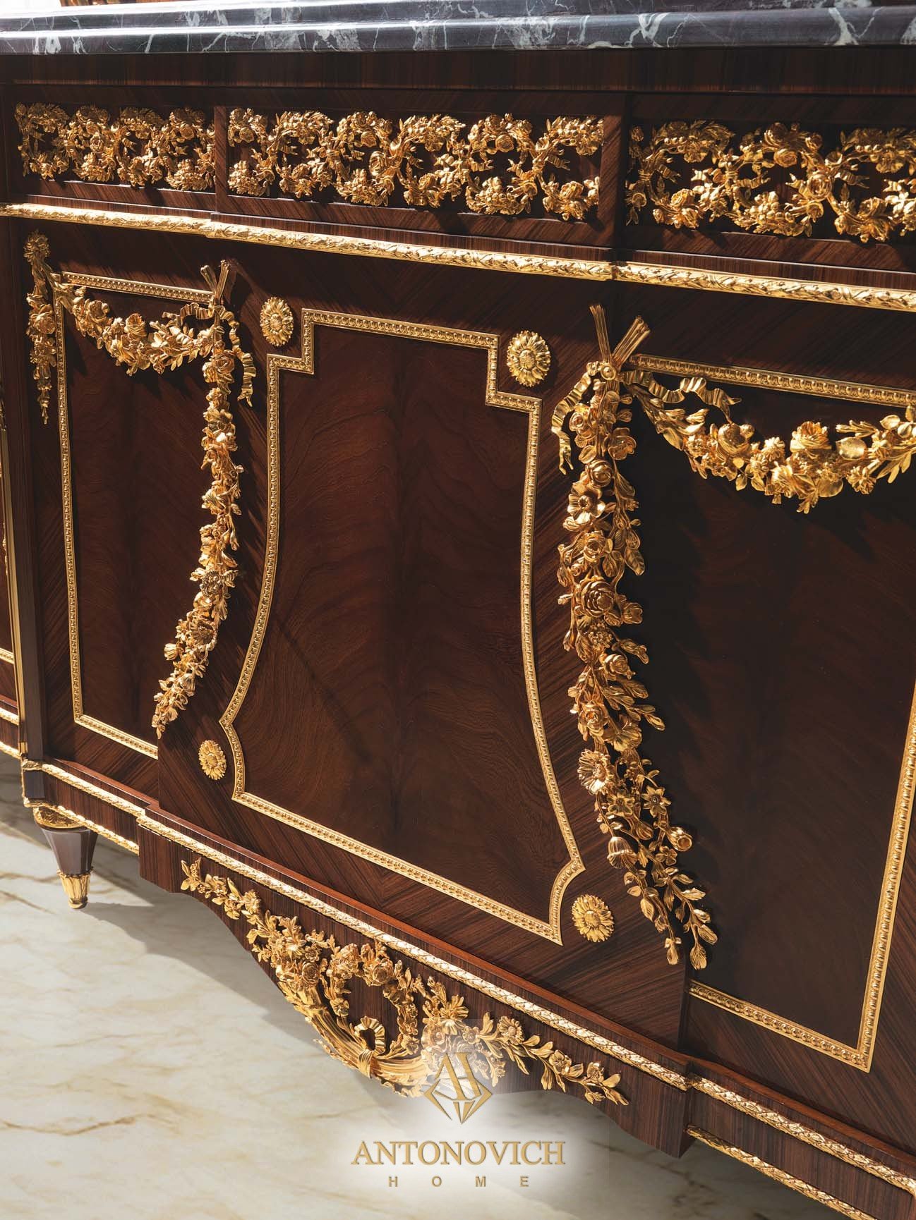 Буфет LIPPI с бронзовым декором и мраморной столешницей