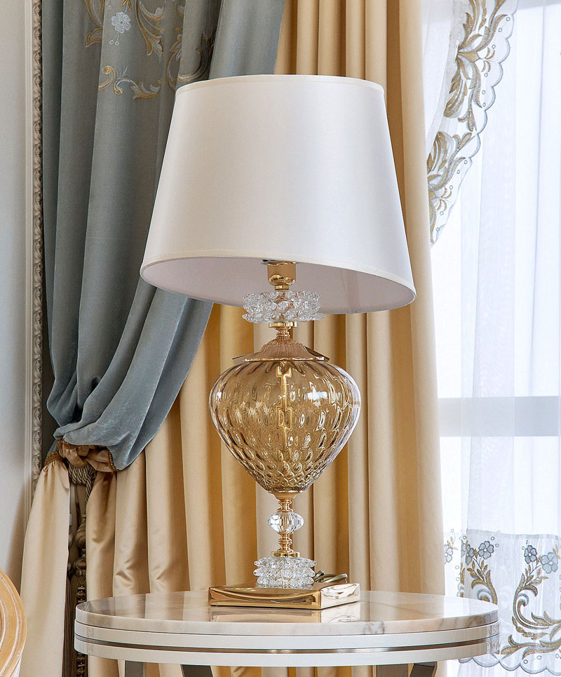 Настольная лампа с абажурами