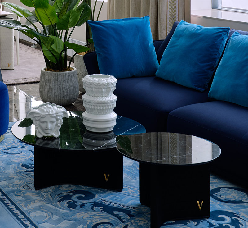 Versace Home диван Godness, кофейный столик V-Marble, вазы