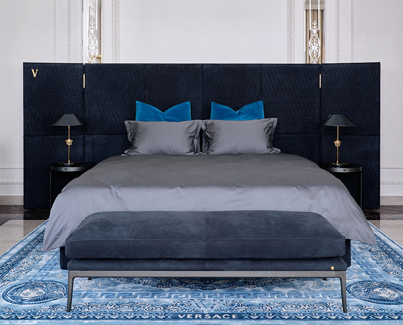 Versace Home кровать V-king, прикроватная скамья Stiletto